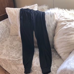 Lululemon joggers, black, size 6 good condition!